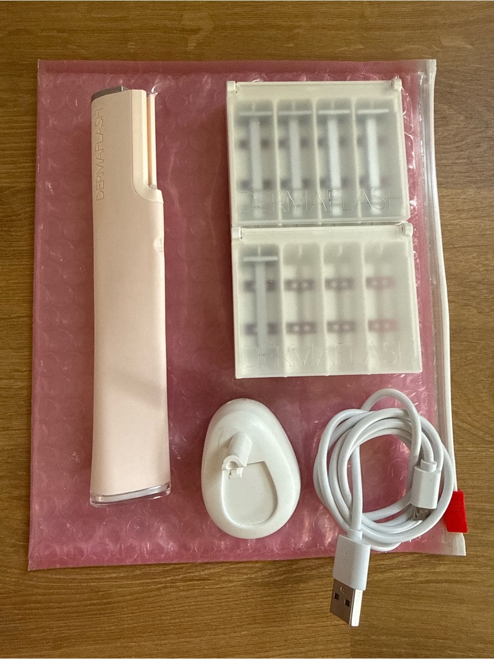 EUC Dermaflash Luxe+ Sonic Dermaplaning + Peach Fuzz Removal Set